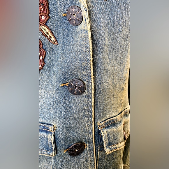 Chagall embroidered & appliqué jean jacket. Unique 3 button closure. Fitted 👖 - Picture 3 of 10